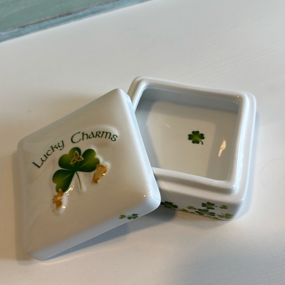 Shamrock Lucky Charms Vintage Trinket Box Blarney Porcelain Made in Ireland - Picture 1 of 8